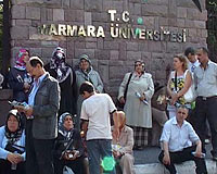 Çocuklarını ÖSS'ye getiren annelere başörtüsü şoku