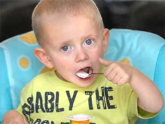 Yemek fobisi olan çocuk yoğurtla yaşıyor