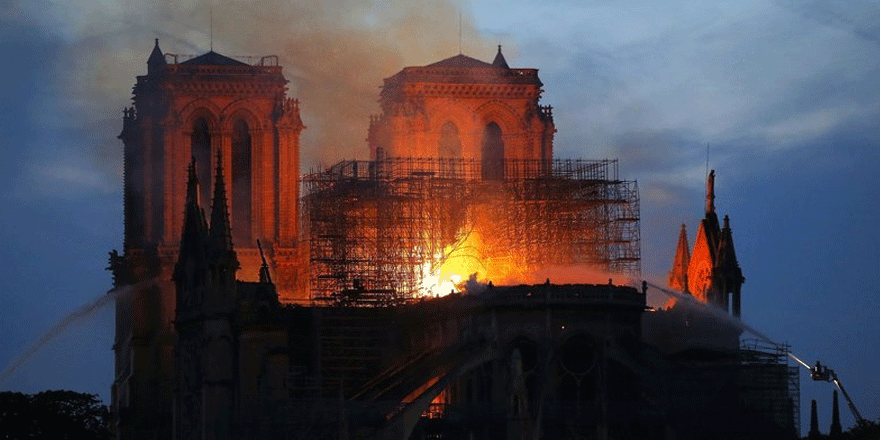 Tarihi Notre Dame Katedrali'nde yangın