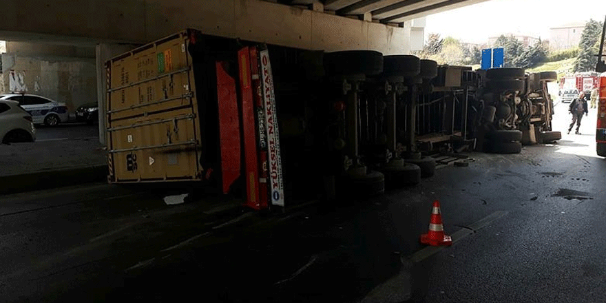 Bakırköy'de köprüye sıkışan TIR devrildi