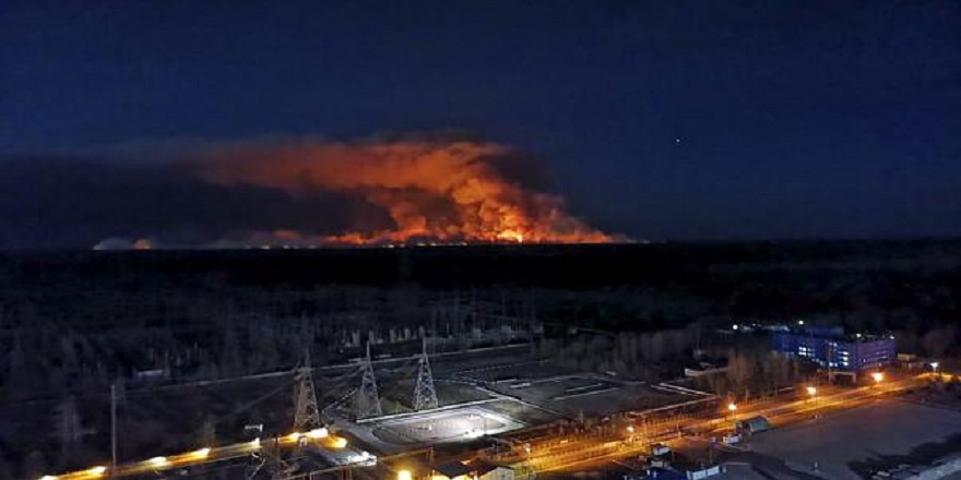 Çernobil'deki yangın nükleer atıkların depolandığı bölgeye yaklaştı