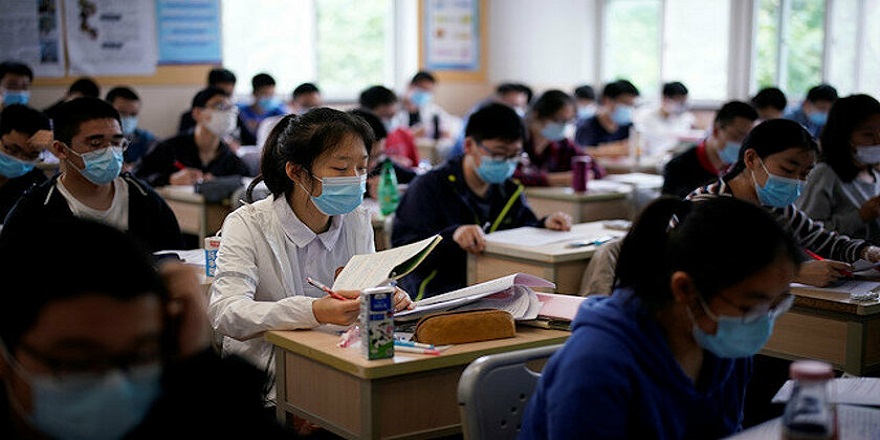 Çin’de öğrencilere ateş ölçen bileklik dağıtılıyor: Ateşi çıkanlar polise bildirilecek