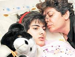 Anne sevgisiyle hayata bağlandı