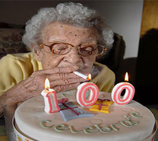 100 yaşında 170 bininci sigarasını içti