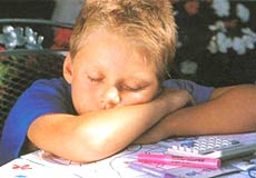 Okul çocuğu en az sekiz saat uyumalı