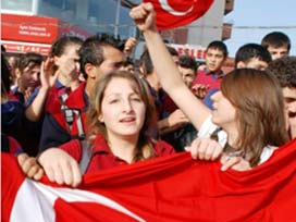 Öğretmen ve öğrencilere miting yasağı