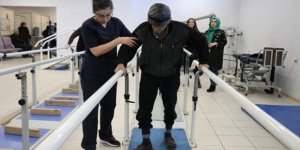 Psikolojik travma nedeniyle 23 yıldır yürüyemeyen yaşlı adam ilk adımlarını attı